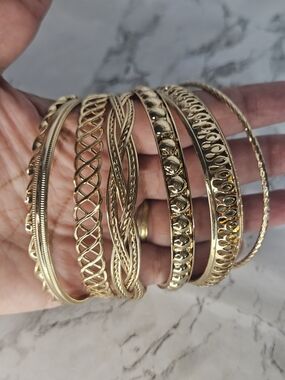 GUESS Basic Gold 7-Piece Mixed Bangle Bracelet Set.